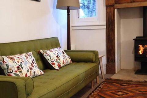 Redruth 2 Bedroom Cottage Situated In Wandiligong - Sunshine Coast Tourism 5