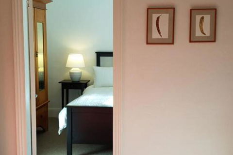 Redruth 2 Bedroom Cottage Situated In Wandiligong - Sunshine Coast Tourism 6