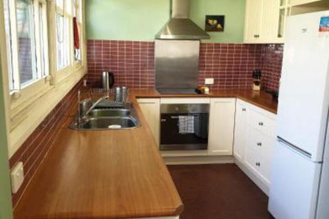 Redruth 2 Bedroom Cottage Situated In Wandiligong - Sunshine Coast Tourism 3