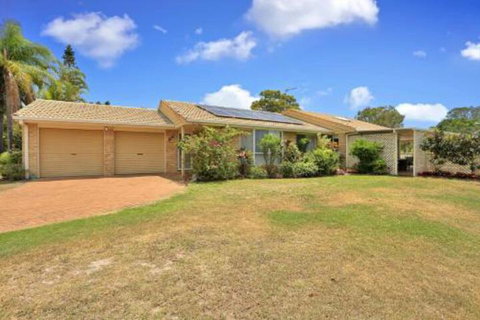 Hook Wine & Sinker Hervey Bay - Sunshine Coast Tourism 5