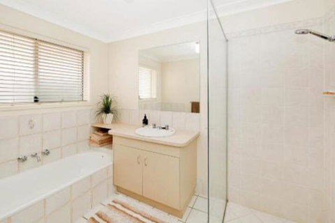 Hook Wine & Sinker Hervey Bay - Sunshine Coast Tourism 6