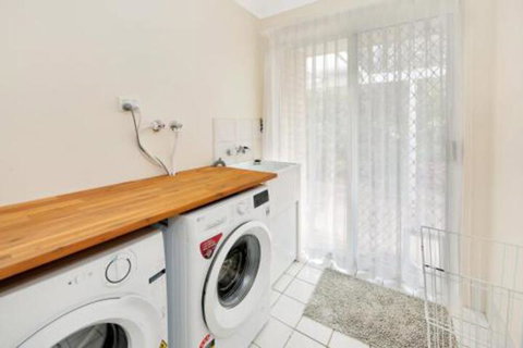 Hook Wine & Sinker Hervey Bay - Sunshine Coast Tourism 2