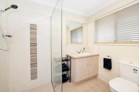 Hook Wine & Sinker Hervey Bay - Sunshine Coast Tourism 7