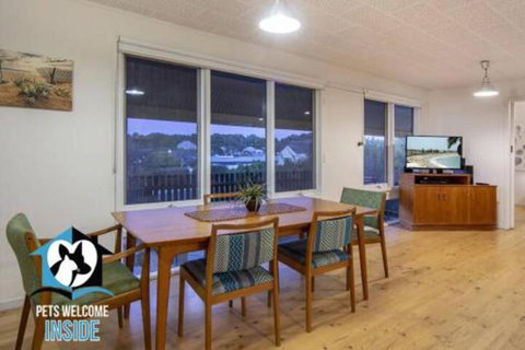Retro Groovy Pad Pt Elliot - Sunshine Coast Tourism 2