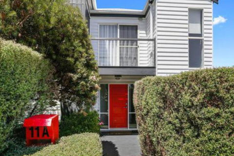 SEAVIEW Ocean Views From A Modern Townhouse - Sunshine Coast Tourism 4