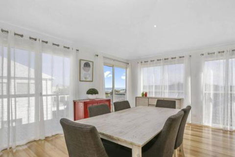 SEAVIEW Ocean Views From A Modern Townhouse - Sunshine Coast Tourism 6