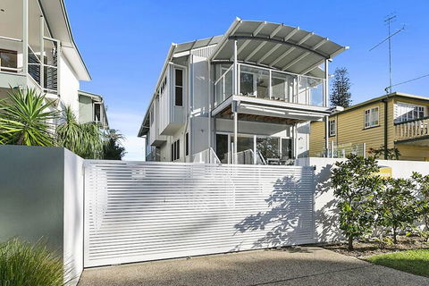 Stunning River House 51 Hilton Esplanade - Holiday Sunshine Coast 1