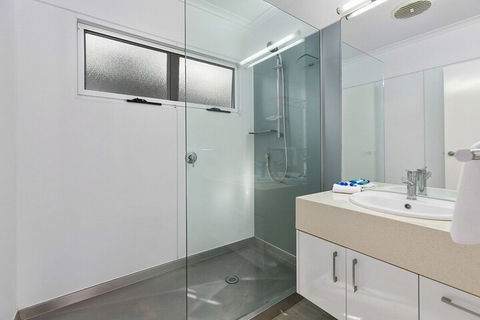 Stunning River House 51 Hilton Esplanade - Holiday Sunshine Coast 5