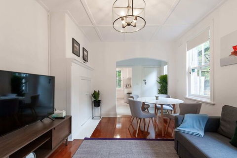 Luxurious Heritage Home With Harbour Bridge Views - Holiday Sunshine Coast 6
