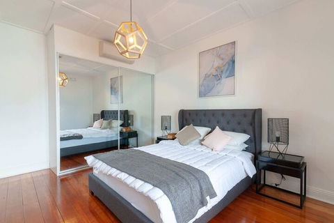 Luxurious Heritage Home With Harbour Bridge Views - Holiday Sunshine Coast 2