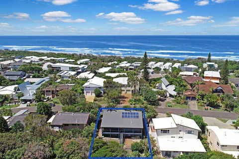 Allamanda Sands - 23 Oriole Avenue - Holiday Sunshine Coast 1