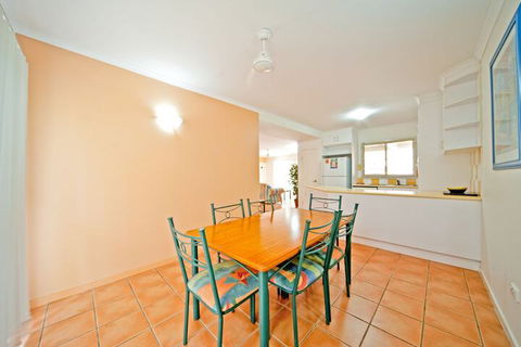 At Beach Court Holiday Villas - Holiday Sunshine Coast 6