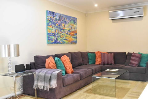 Modern 2 Bedroom Unit Close To CBD - Holiday Sunshine Coast 1