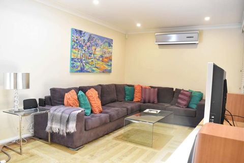 Modern 2 Bedroom Unit Close To CBD - Holiday Sunshine Coast 3