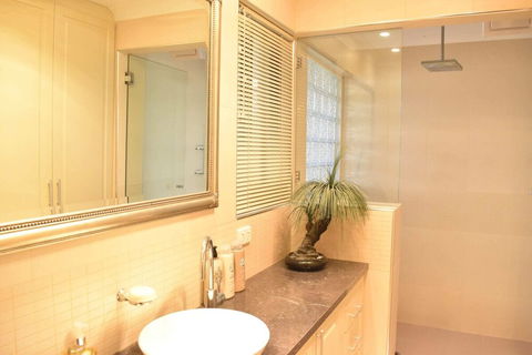 Modern 2 Bedroom Unit Close To CBD - Holiday Sunshine Coast 6
