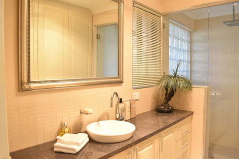 Modern 2 Bedroom Unit Close To CBD - Holiday Sunshine Coast 0