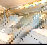 Contemporary 2 Bedroom Beachfront Apartment - Holiday Sunshine Coast