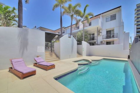 Airtrip Apartment On Russell St - Holiday Sunshine Coast 0