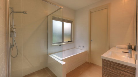 Tides Reach - Essentially Tas Dover - Sunshine Coast Tourism 6