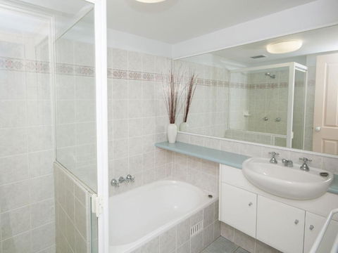 Aquarius Apartment 4 - Holiday Sunshine Coast 6