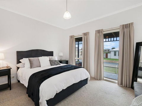 GUILDFORD COTTAGE - Holiday Sunshine Coast 6