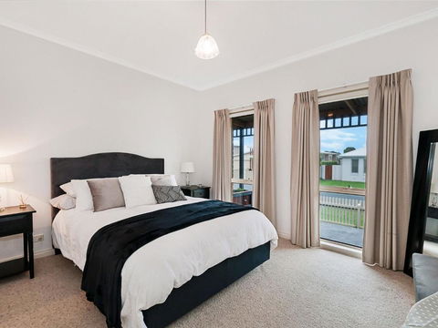 GUILDFORD COTTAGE - Holiday Sunshine Coast 5
