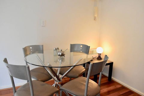 Cosy 1 Bedroom Apartment In Trendy Northcote - Sunshine Coast Tourism 6