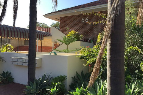 B6 Cafes & Restaurants Close To UWA - Holiday Sunshine Coast 4