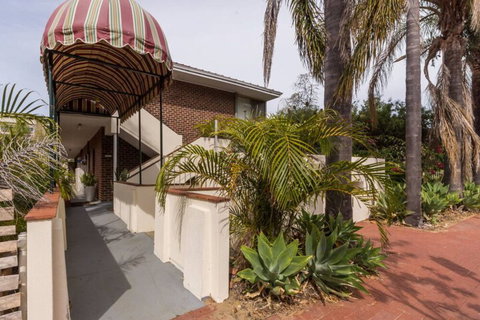 B6 Cafes & Restaurants Close To UWA - Holiday Sunshine Coast 1