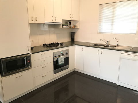 Adelaide Dresscircle Apartments - Archer Street - Holiday Sunshine Coast 6