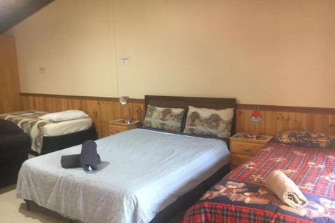 4 Bears Motel - Holiday Sunshine Coast 2