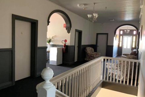 Kellys Top Pub - Sunshine Coast Tourism 1