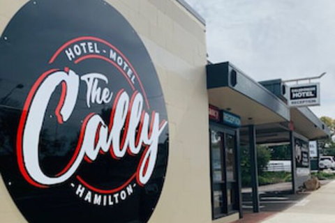 The Caledonian Hotel Motel - Holiday Sunshine Coast 0