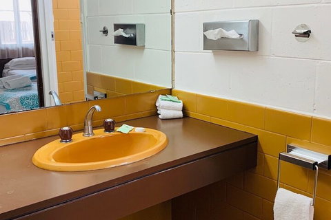 The Caledonian Hotel Motel - Holiday Sunshine Coast 2