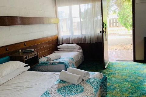 The Caledonian Hotel Motel - Holiday Sunshine Coast 6