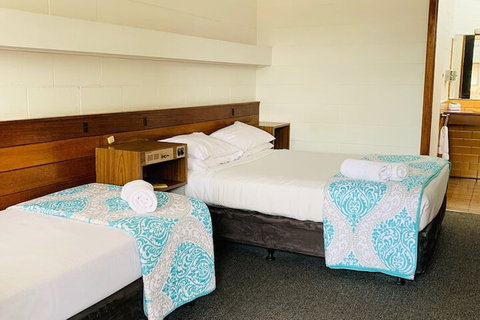 The Caledonian Hotel Motel - Holiday Sunshine Coast 3