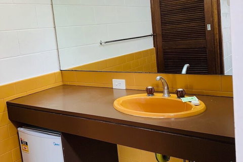 The Caledonian Hotel Motel - Holiday Sunshine Coast 4