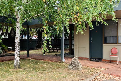 The Caledonian Hotel Motel - Holiday Sunshine Coast 1