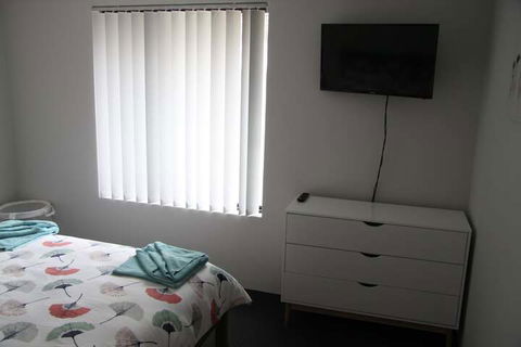 Warnbro Beach Family Accommodation - Sunshine Coast Tourism 4