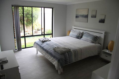 Warnbro Beach Family Accommodation - Sunshine Coast Tourism 2