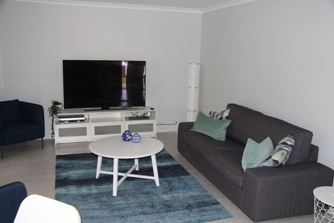 Warnbro Beach Family Accommodation - Sunshine Coast Tourism 6
