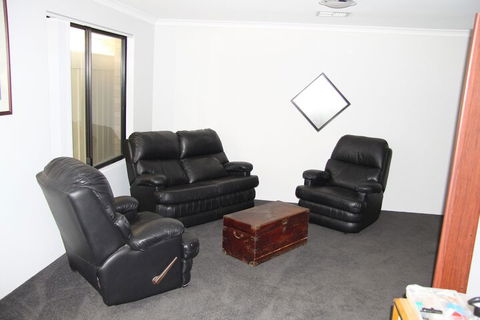 Warnbro Beach Family Accommodation - Sunshine Coast Tourism 5