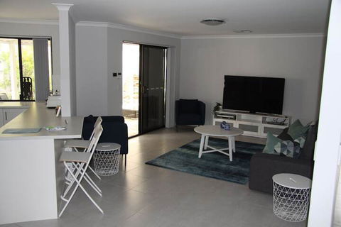 Warnbro Beach Family Accommodation - Sunshine Coast Tourism 1