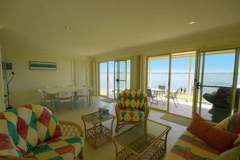 Blue Water At Mannering Park - Holiday Sunshine Coast 7