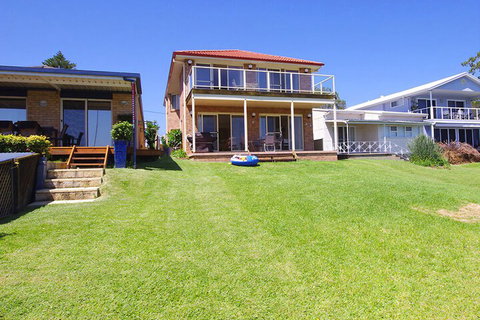 Blue Water At Mannering Park - Holiday Sunshine Coast 1