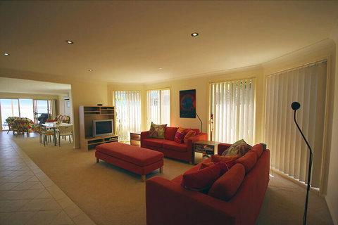 Blue Water At Mannering Park - Holiday Sunshine Coast 3