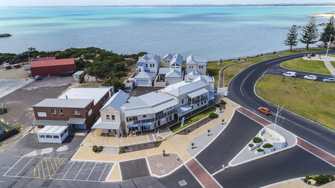 Aloha Waterfront Properties - Holiday Sunshine Coast 0