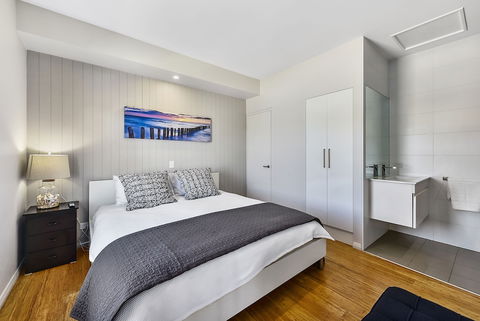 Aloha Waterfront Properties - Holiday Sunshine Coast 2