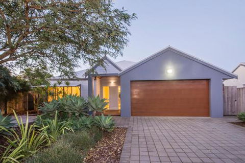 Daves Digs - Holiday Sunshine Coast 0