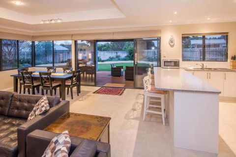 Daves Digs - Holiday Sunshine Coast 5